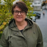 Bremanger-ordførar Anne Kristin Førde er svært oppgitt etter tysdagens fylkestingsmøte, der Svelgen – Indrehus vart nedprioritert til fordel for ei ny Kystveg-utgreiing.